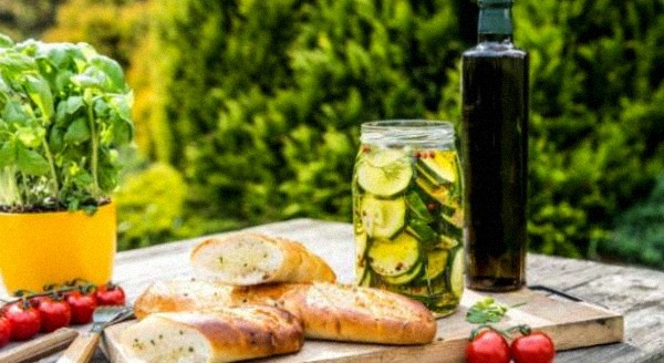 Nakladané cukety s cesnakovou bagetou